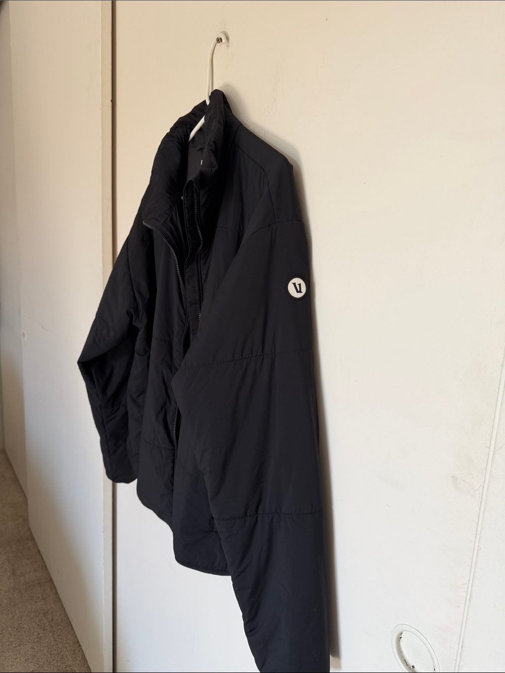 Vuori Black Cropped Puffer Jacket size large - Picture 5 of 8